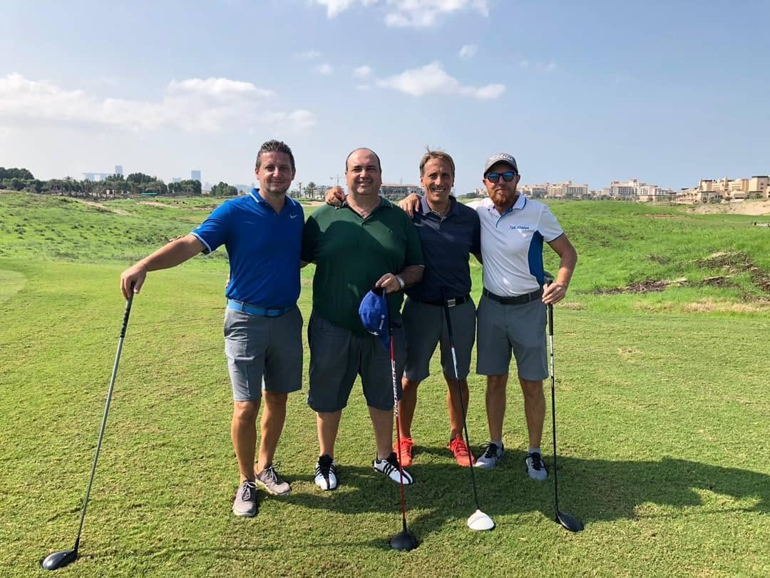 Quattro giocatori sul tee prima della partenza di una gara Stars Club Golf