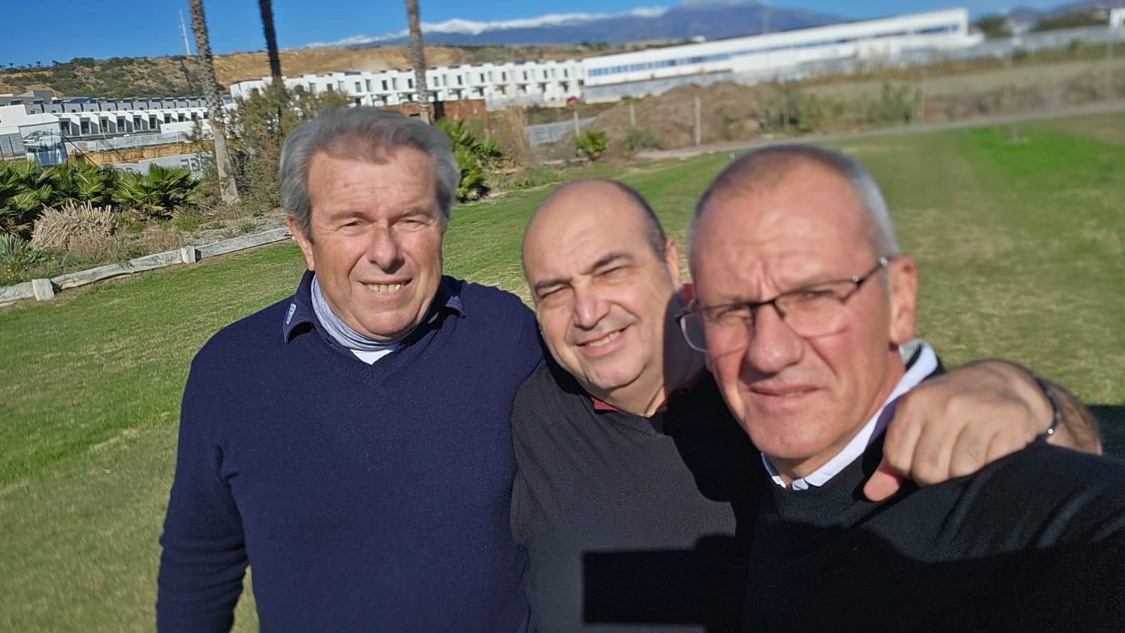 Tre giocatori in un selfie sul campo